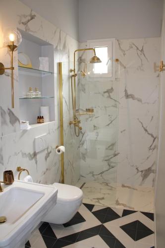 une salle de bain avec une douche, des toilettes et un lavabo dans l'établissement MAISON AVEC SPLENDIDE VUE MER et MONACO 5 minutes des PLAGES, à Roquebrune-Cap-Martin