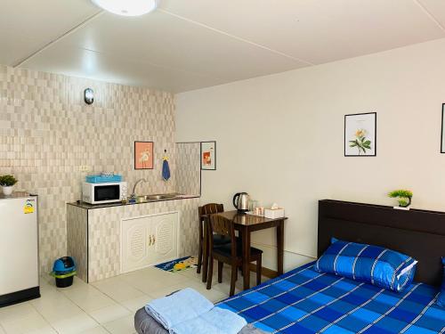 1 dormitorio con 1 cama y cocina con mesa en Condo popular T8 fl.9.2 en Thung Si Kan