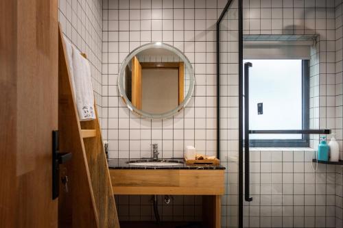 Tingjian Musu Private Soup Design Homestay - South Gate of Wuzhen Xizha Scenic Areaにあるバスルーム