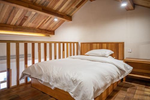 Tingjian Musu Private Soup Design Homestay - South Gate of Wuzhen Xizha Scenic Areaにあるベッド