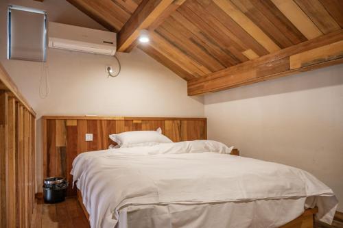 Tingjian Musu Private Soup Design Homestay - South Gate of Wuzhen Xizha Scenic Areaにあるベッド