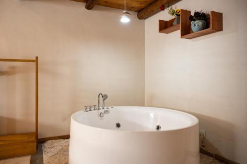 Tingjian Musu Private Soup Design Homestay - South Gate of Wuzhen Xizha Scenic Areaにあるバスルーム