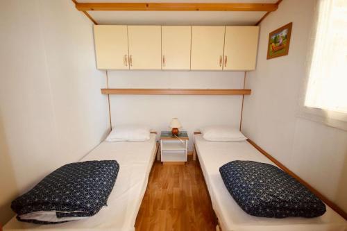 Ένα ή περισσότερα κρεβάτια σε δωμάτιο στο Chalet LA PERCHE au bord de l'eau