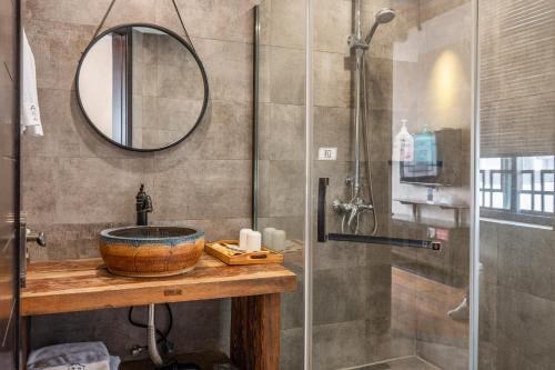 Tingjian Musu Private Soup Design Homestay - South Gate of Wuzhen Xizha Scenic Areaにあるバスルーム