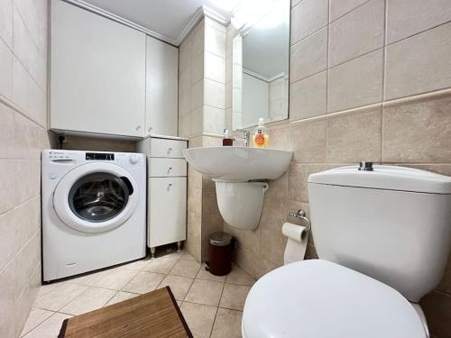 Ένα μπάνιο στο Michael - 1BR in the Heart of Ancient Athens