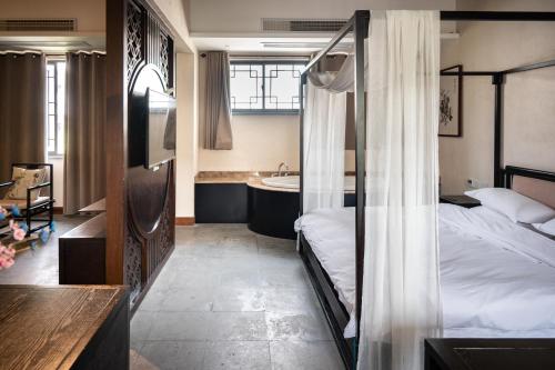 Tingjian Musu Private Soup Design Homestay - South Gate of Wuzhen Xizha Scenic Areaにあるベッド