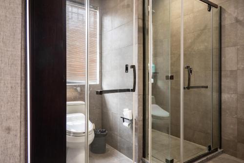 Tingjian Musu Private Soup Design Homestay - South Gate of Wuzhen Xizha Scenic Areaにあるバスルーム