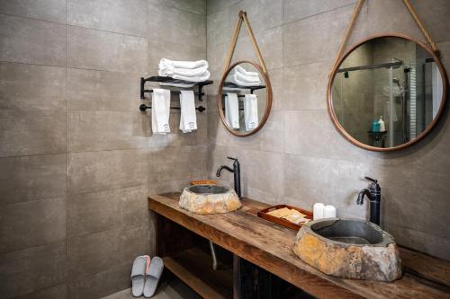 Tingjian Musu Private Soup Design Homestay - South Gate of Wuzhen Xizha Scenic Areaにあるバスルーム
