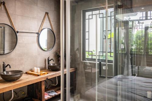 Tingjian Musu Private Soup Design Homestay - South Gate of Wuzhen Xizha Scenic Areaにあるベッド