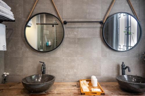 Tingjian Musu Private Soup Design Homestay - South Gate of Wuzhen Xizha Scenic Areaにあるバスルーム