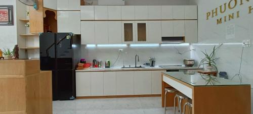 - une cuisine avec un réfrigérateur noir dans la chambre dans l'établissement Phuong Linh Mini Hotel, à Phan Rang