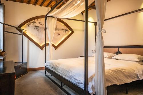 Tingjian Musu Private Soup Design Homestay - South Gate of Wuzhen Xizha Scenic Areaにあるベッド