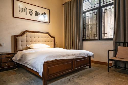 Tingjian Musu Private Soup Design Homestay - South Gate of Wuzhen Xizha Scenic Areaにあるベッド