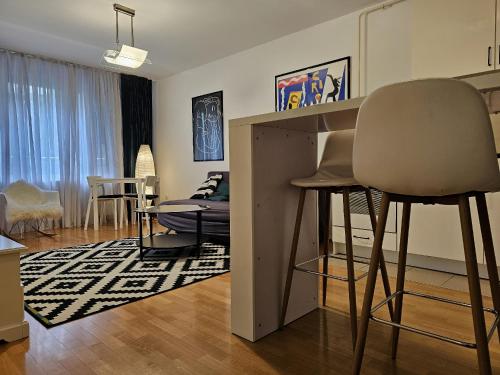 - un salon avec une table et une chaise dans l'établissement MSS Spot, à Zagreb