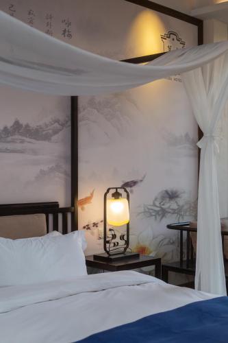 Tingjian Musu Private Soup Design Homestay - South Gate of Wuzhen Xizha Scenic Areaにあるベッド