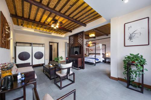 Postel nebo postele na pokoji v ubytování Tingjian Musu Private Soup Design Homestay - South Gate of Wuzhen Xizha Scenic Area