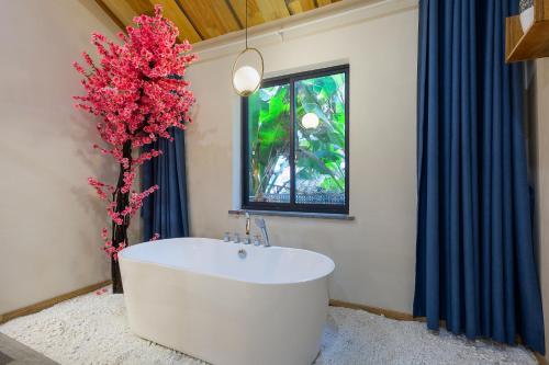 Tingjian Musu Private Soup Design Homestay - South Gate of Wuzhen Xizha Scenic Areaにあるバスルーム
