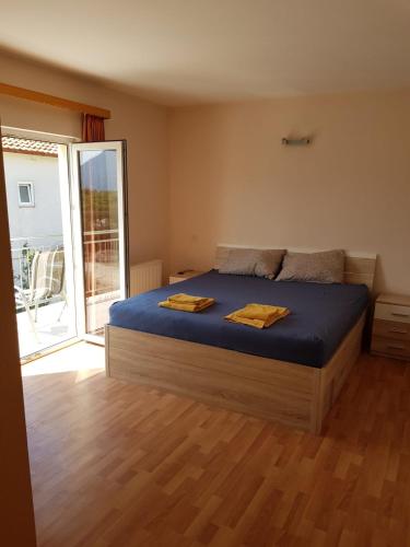 um quarto com uma cama com duas toalhas em Villa Krvavac em Kula Norinska