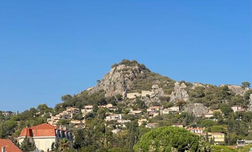 Une montagne avec des maisons au sommet dans l'établissement Appartement - Loft Le Cosy, à Hyères