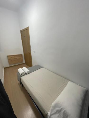 um quarto com uma cama com duas toalhas em Toledo habitaciones em Madri