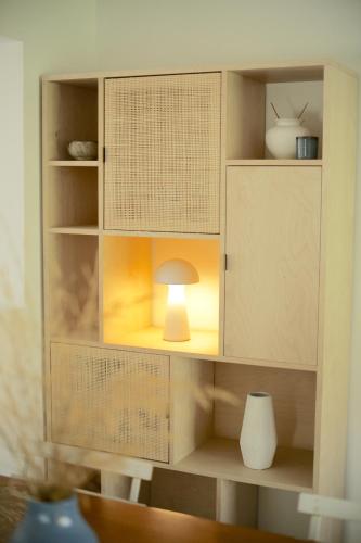 une lumière dans une armoire munie d'une lampe dans l'établissement Appartement - Loft Le Cosy, à Hyères