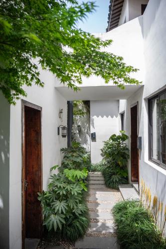 Tingjian Musu Private Soup Design Homestay - South Gate of Wuzhen Xizha Scenic Areaにある庭