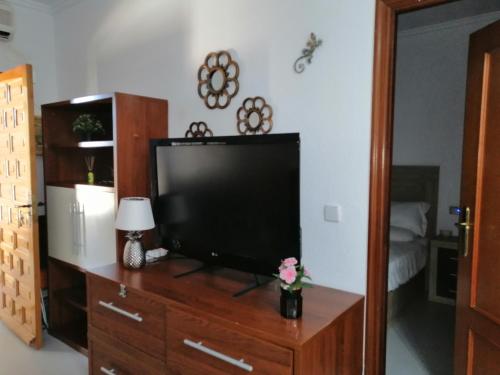 Televízia a/alebo spoločenská miestnosť v ubytovaní Bungalow en Los Alcázares