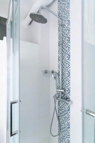 La salle de bains est pourvue d'une douche avec rideau de douche. dans l'établissement Studio proche Alesia - Thibaud, à Paris