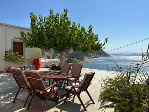 d'une table et de chaises en bois avec vue sur l'océan. dans l'établissement Irini Panorama, à Agia Galini