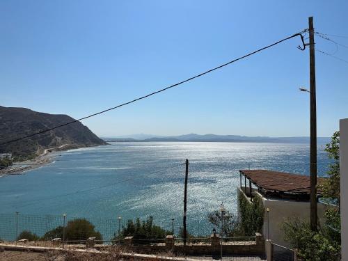 een uitzicht op een grote hoeveelheid water bij Irini Panorama in Agia Galini