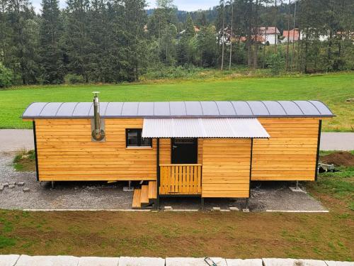 eine kleine Holzhütte mit Solardach in der Unterkunft Woidwogn in Mauth