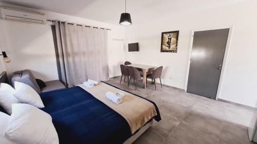 Postel nebo postele na pokoji v ubytování Nissi Avenue Studio 3