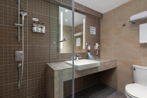 La salle de bains est pourvue d'un lavabo et d'une douche. dans l'établissement Holiday Inn Express Xi'an Qujiang South, an IHG Hotel, à Xi'an