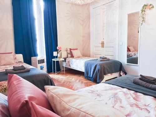Ліжко або ліжка в номері By La Pedrera - Diagonal Rooms
