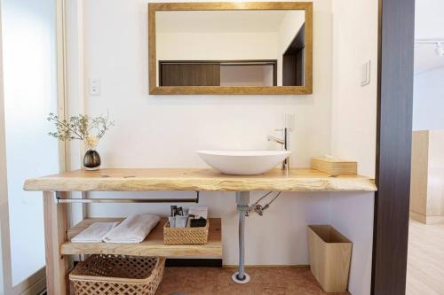 W łazience znajduje się umywalka i lustro. w obiekcie VILLA ATAMI -Nagomi- w mieście Atami