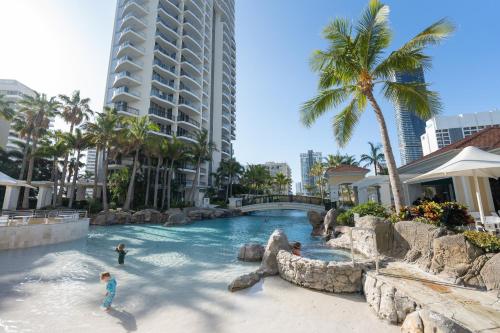 een zwembad in een resort met mensen in het water bij Chevron Renaissance - Resort Style Living by Gold Coast Premium in Gold Coast
