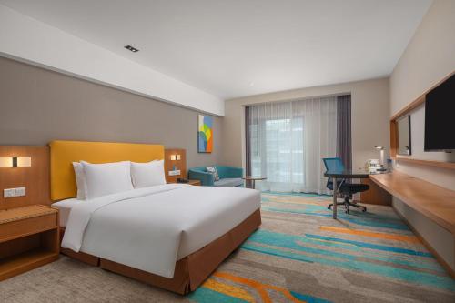 Cette chambre comprend un grand lit et un bureau. dans l'établissement Holiday Inn Express Xi'an Qujiang South, an IHG Hotel, à Xi'an