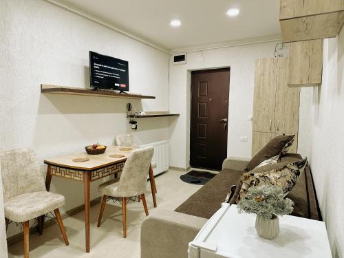 ein Wohnzimmer mit einem Sofa und einem Tisch in der Unterkunft Flat in Petrosani in Petroşani