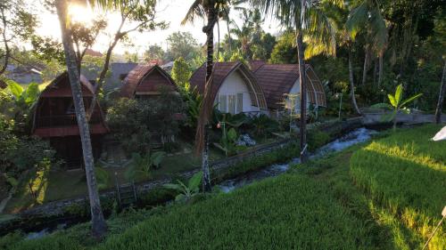 Damuh Pertivi, River and Rice Fields Viewにある庭