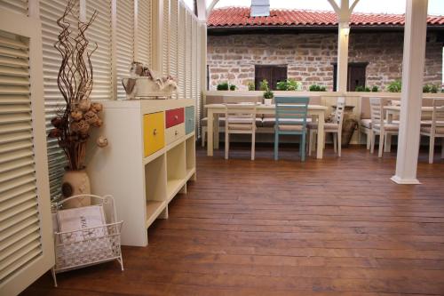 a kitchen and dining room with a table and chairs at Hotel Nove in Svishtov