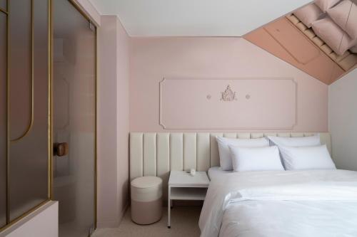 เตียงในห้องที่ Incheon Juan Glam
