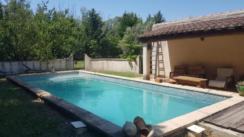 une personne assise sur le sol dans une piscine dans l'établissement Eden, au Thor