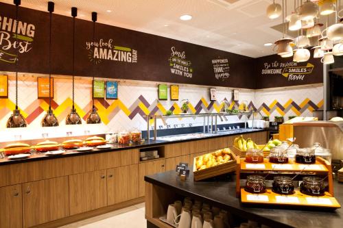 ein Fast-Food-Restaurant mit einem Buffet in der Unterkunft Hampton By Hilton Dortmund Phoenix See in Dortmund