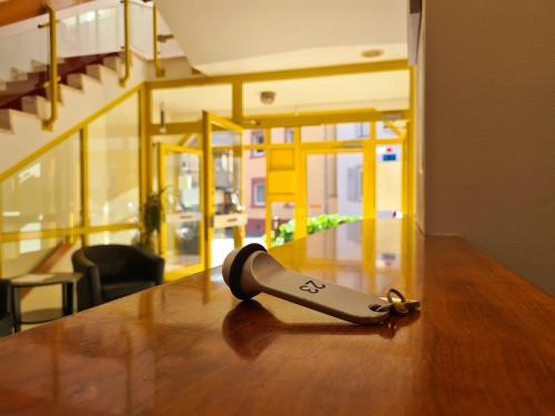 a remote control sitting on top of a table at Hotel Post Viernheim UG in Viernheim