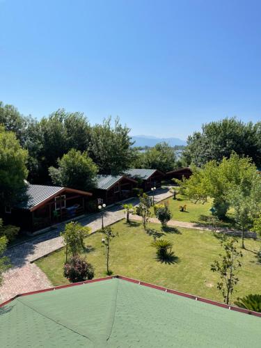 - une vue aérienne sur une maison avec un court de tennis dans l'établissement Kompleksi Turistik Leonardo, à Shëngjin