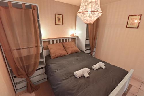 Appartement paisible avec terrasse في Domdidier: منشفتان على سرير في غرفة