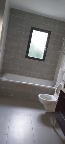 une salle de bain avec toilettes et fenêtre dans l'établissement KATHY, à Montpellier