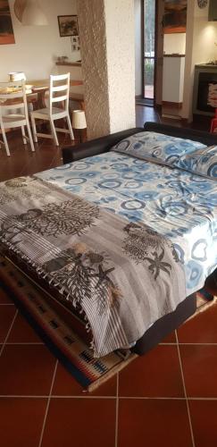 een bed op een tegelvloer in een kamer bij Anna's House in Lorenzana