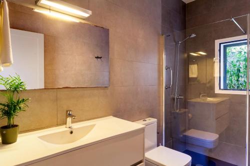 カラ・フィゲラにあるHarbour view 2のバスルーム(洗面台、トイレ、シャワー付)