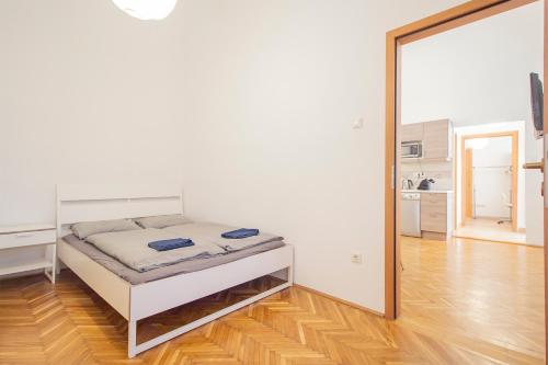 Bett in einem Zimmer mit Spiegel in der Unterkunft Two Bedroom Apartment at Basilica in Budapest